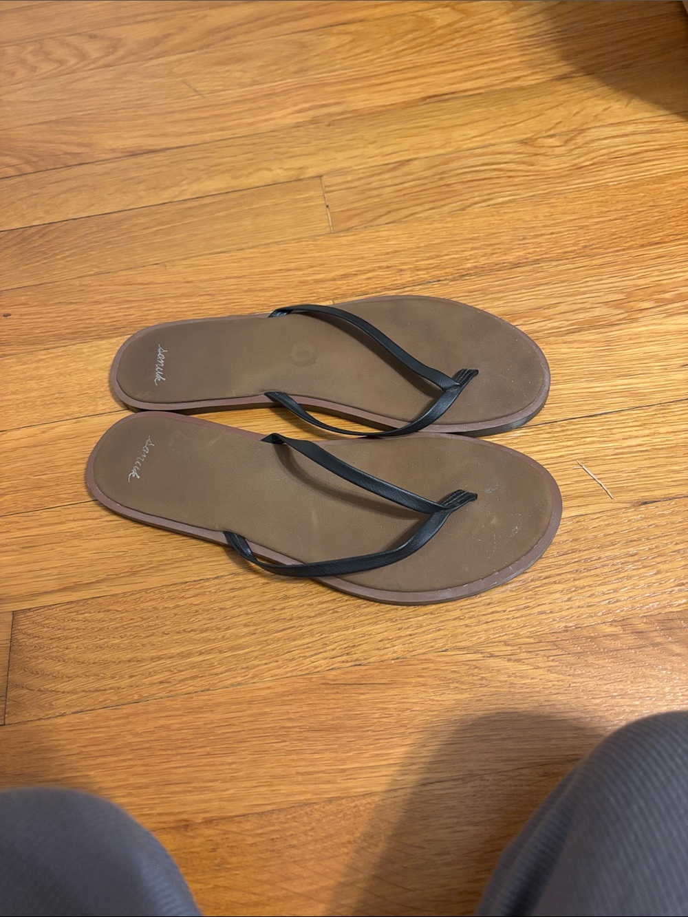 EUC Sanuk black thong sandals